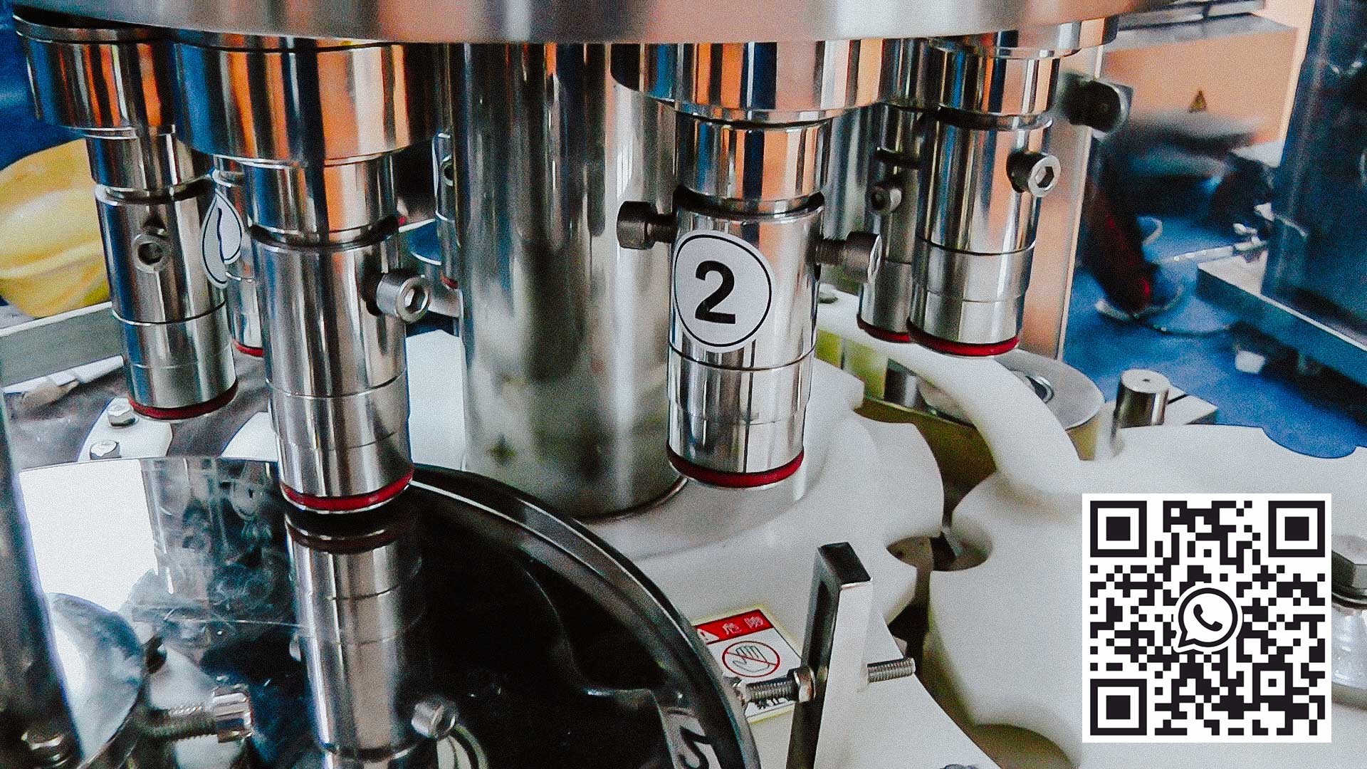 Equipo automático para el llenado de productos líquidos en una jeringa de plástico.