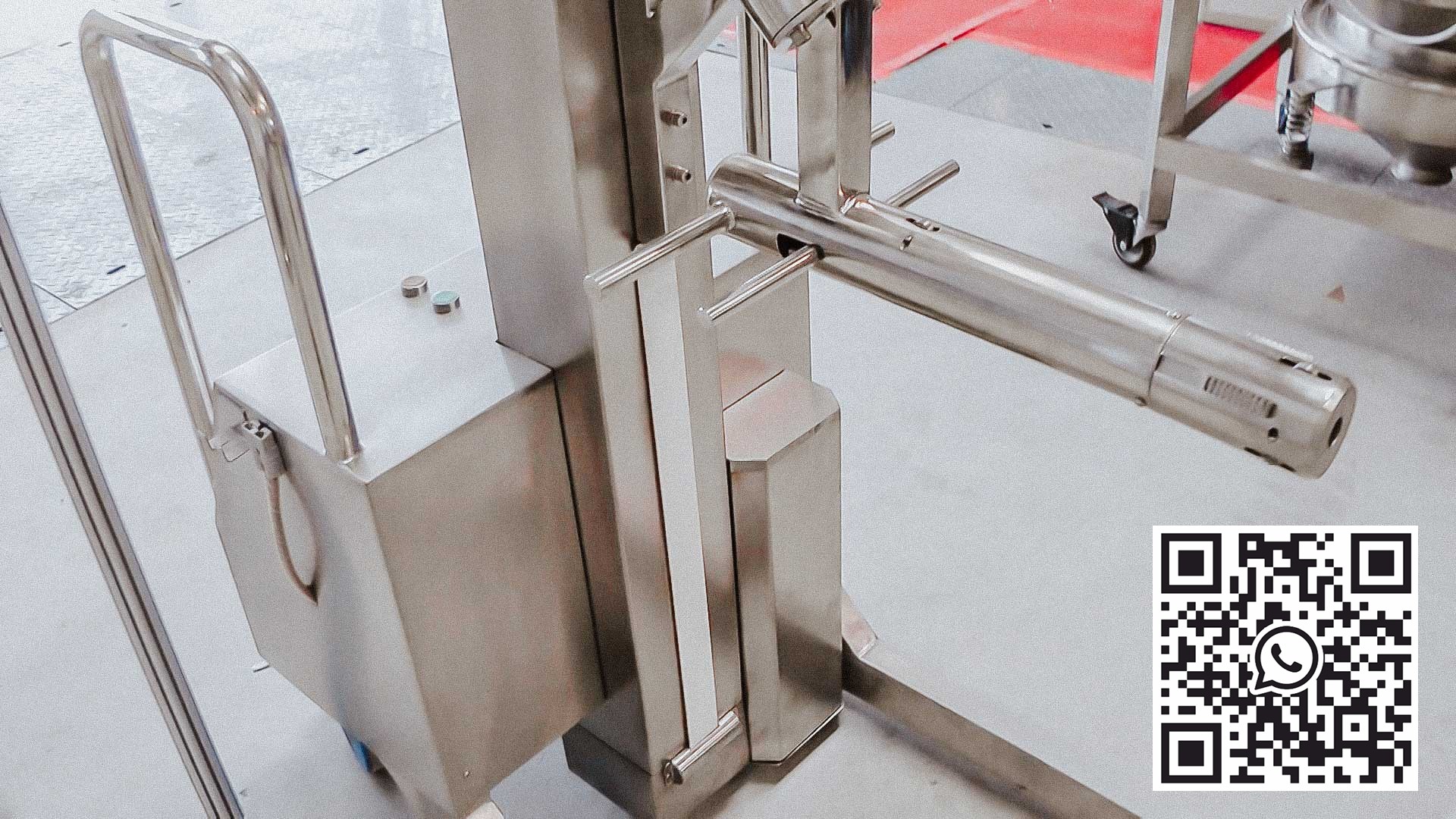 Equipo automático para levantar contenedores con polvos en una fábrica farmacéutica