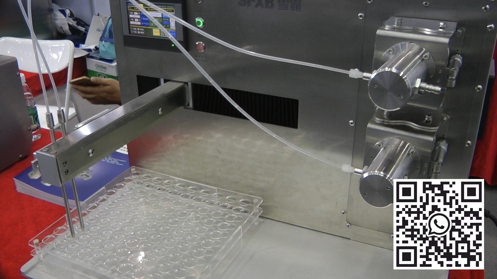 Robot para llenar botellas de penicilina con líquido en un casete