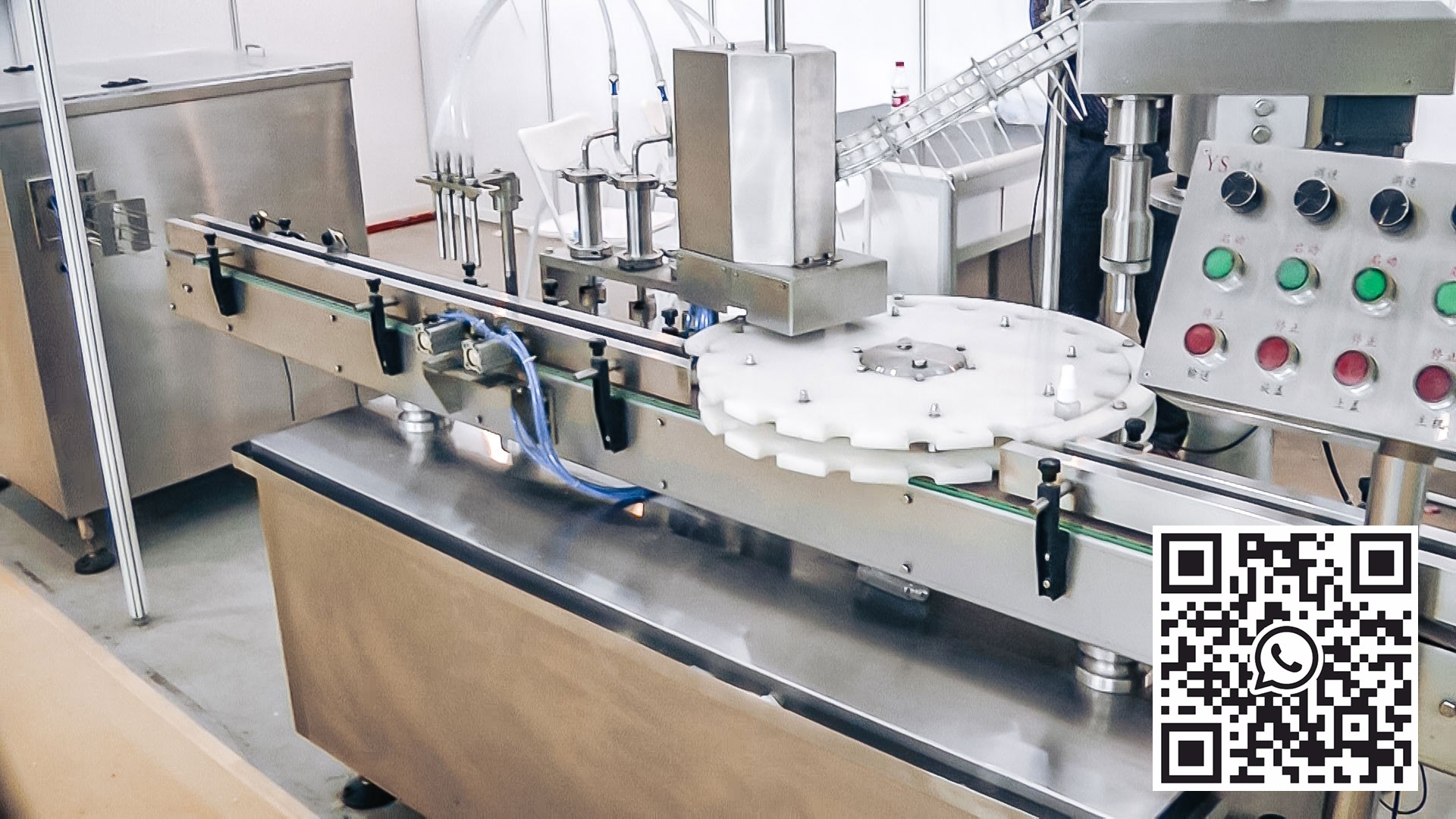 Equipo automático para el embotellado y taponado de botellas en la producción farmacéutica