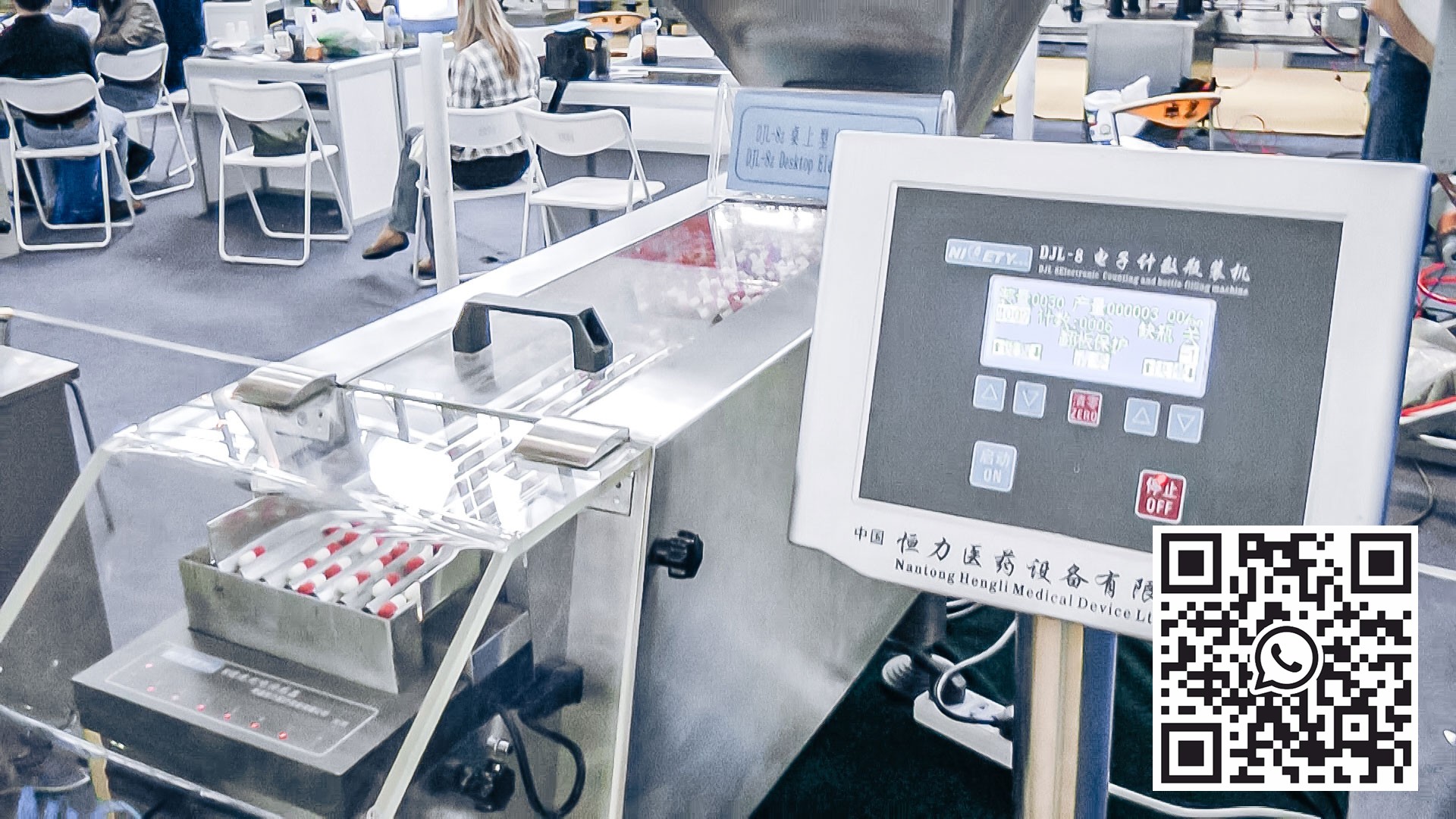 Equipo automático para el conteo de cápsulas de gelatina y llenado de botellas en la producción farmacéutica