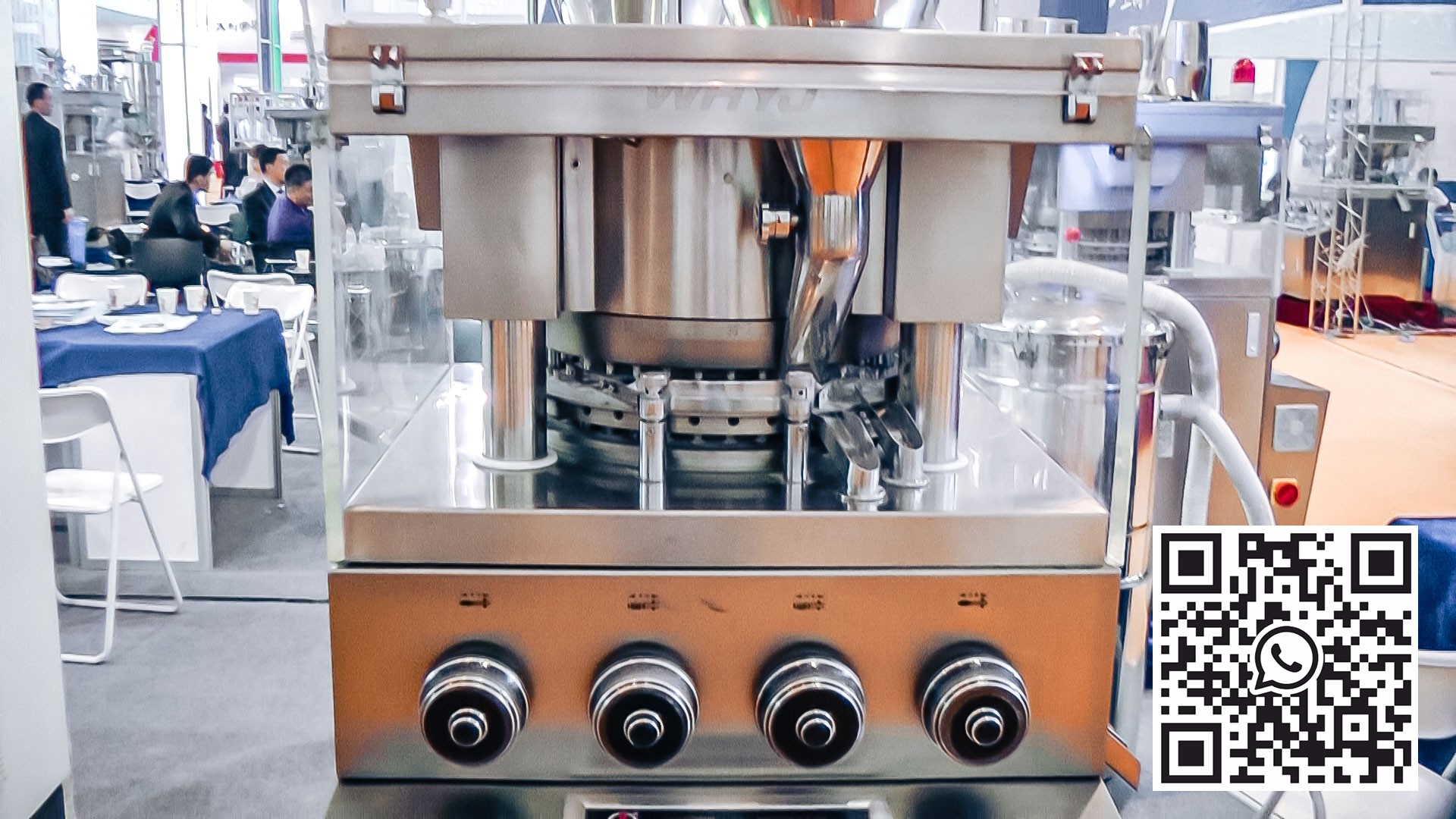 Equipo automático para la producción y prensado de comprimidos en la producción farmacéutica.