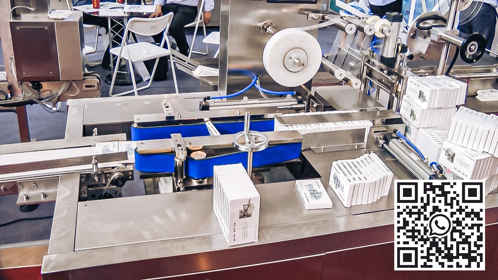 Envasado de equipos automáticos de cajas de cartón en celofán en producción farmacéutica