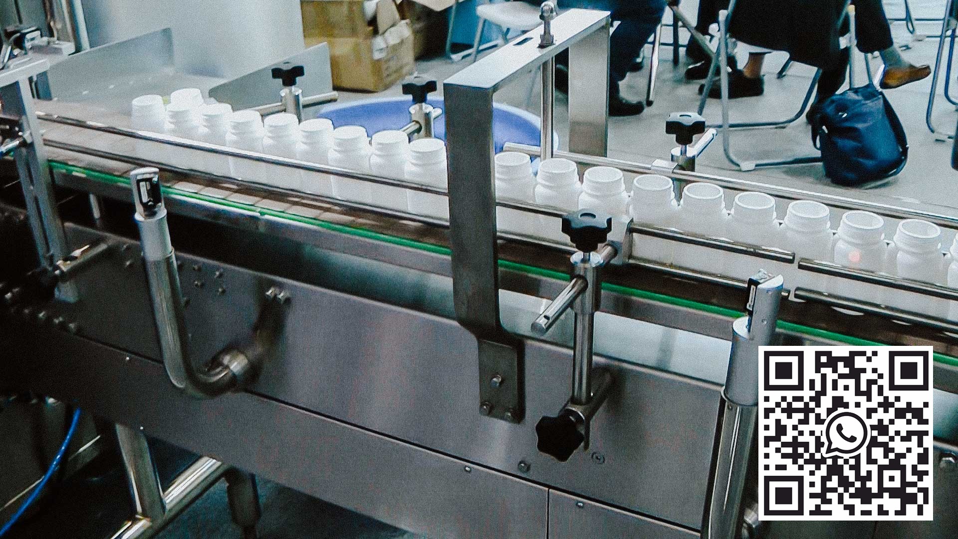 Automatic line for filling in plastic bottles and put the cap on top of it