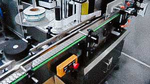 Filling and capping line for glass bottles with screw caps for liquids