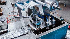 Automatic blistering machine for filling oval tablets into aluminum blisters