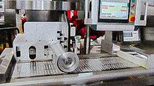Automatic blistering machine for packing solid gelatin capsules in alu alu blister