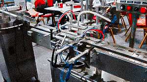 Automatic bottling line for plastic bottles