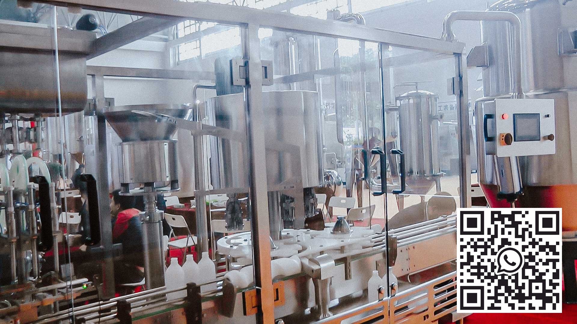Automatic bottling machine for large plastic bottles and screw cap closure