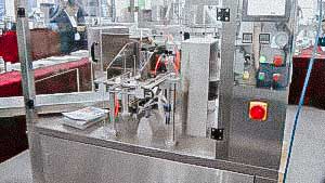 Automatic capping machine for high unstable bottles and screw caps