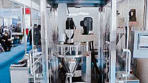 Automatic equipment for dosing and packing powder by weight in plastic bottles