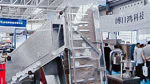 Automatic equipment for feeding plastic caps with bottle closure system