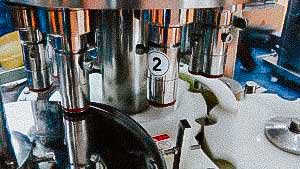 Automatic equipment for filling liquid products in a plastic syringe