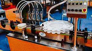 Automatic equipment for filling liquid products in plastic bottles with capping caps