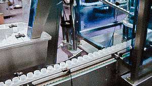 Automatic equipment for filling of tablets in plastic bottles with screwing caps