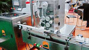 Automatic equipment for packing silica gel bags in plastic bottles with gelatin capsules