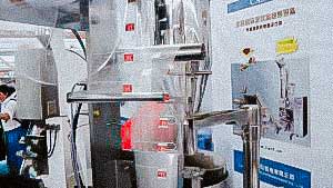 Automatic equipment for packing tea in nylon pyramids with thread and label