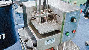 Automatic equipment for removing and cleaning gelatin capsules from the blister