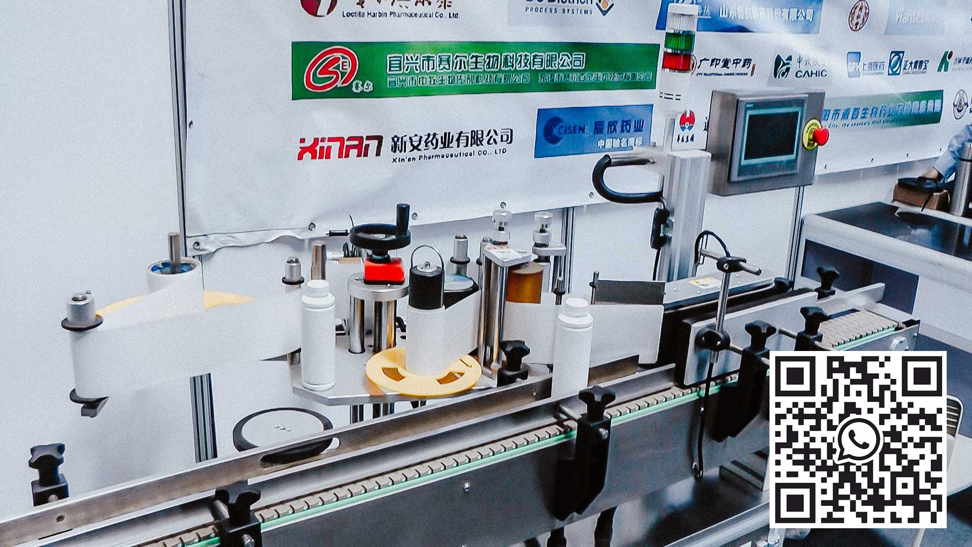 Automatic equipment for self-adhesive labels on round plastic bottles