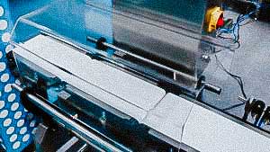 Automatic equipment for weight control of packages with tablets, gelatin capsules or dragees