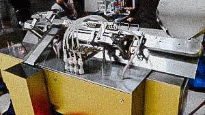 Automatic filling and closing line for penicillin bottles, rubber stoppers and aluminum caps