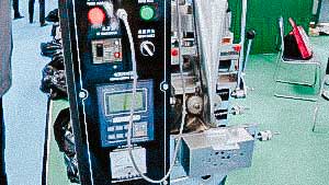 Automatic filling machine for bulk materials in plastic bags