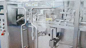 Automatic filling machine for dosing powders and granules into sachet bags