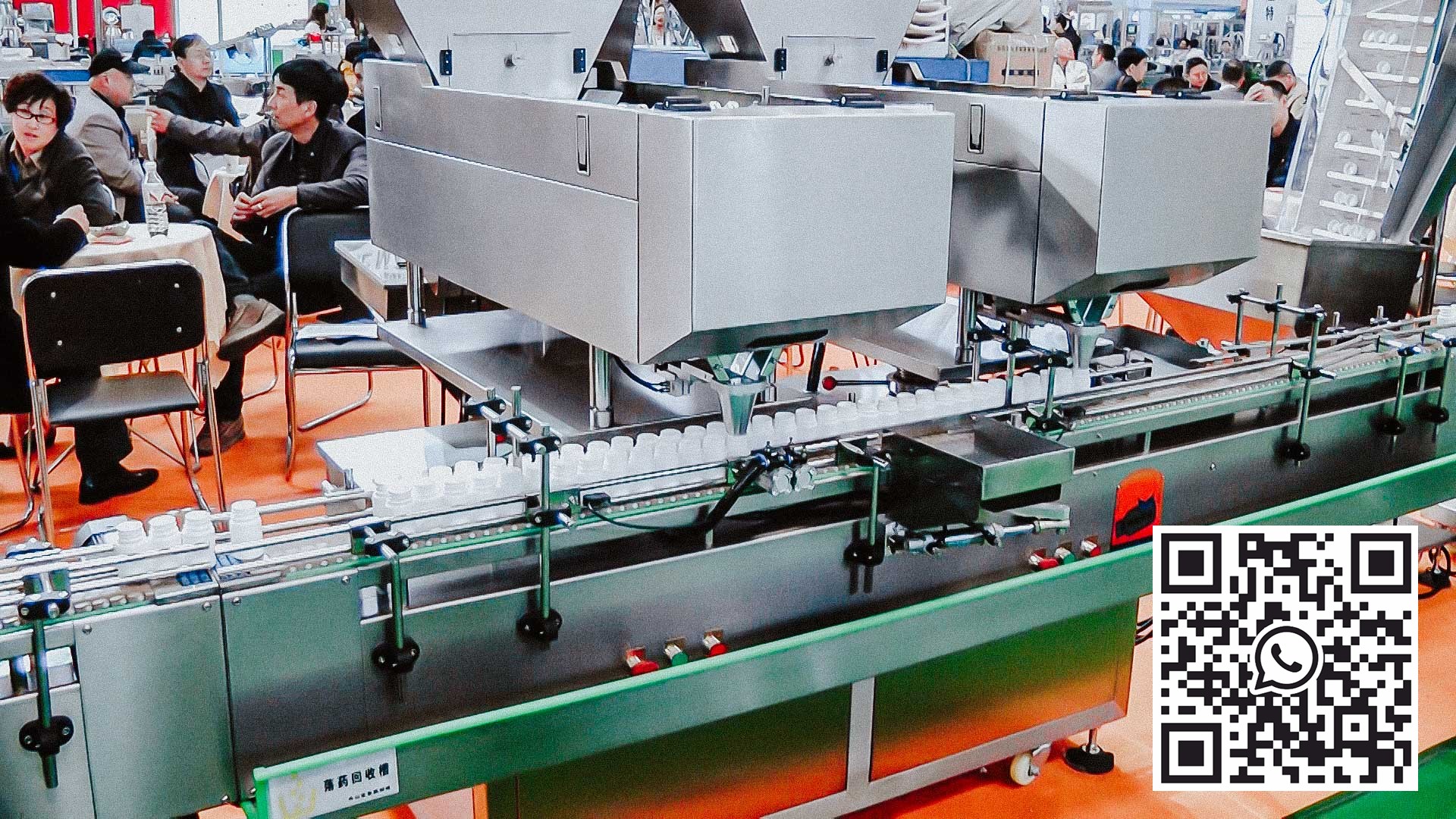 Automatic filling machine for filling hard gelatin capsules into plastic bottles