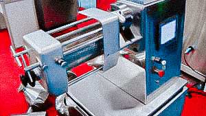 Automatic granulator wiping through the mesh powder to produce granules