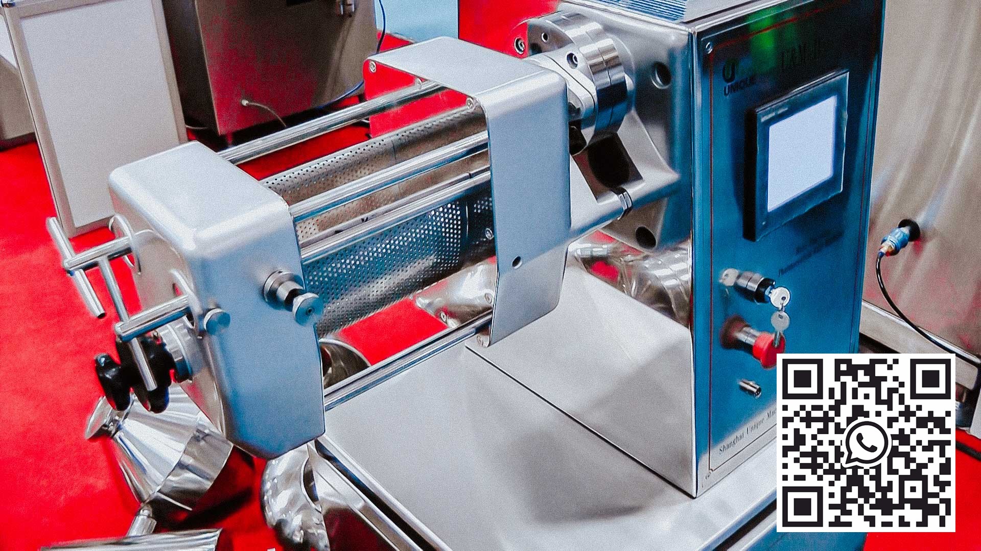 Automatic granulator wiping through the mesh powder to produce granules