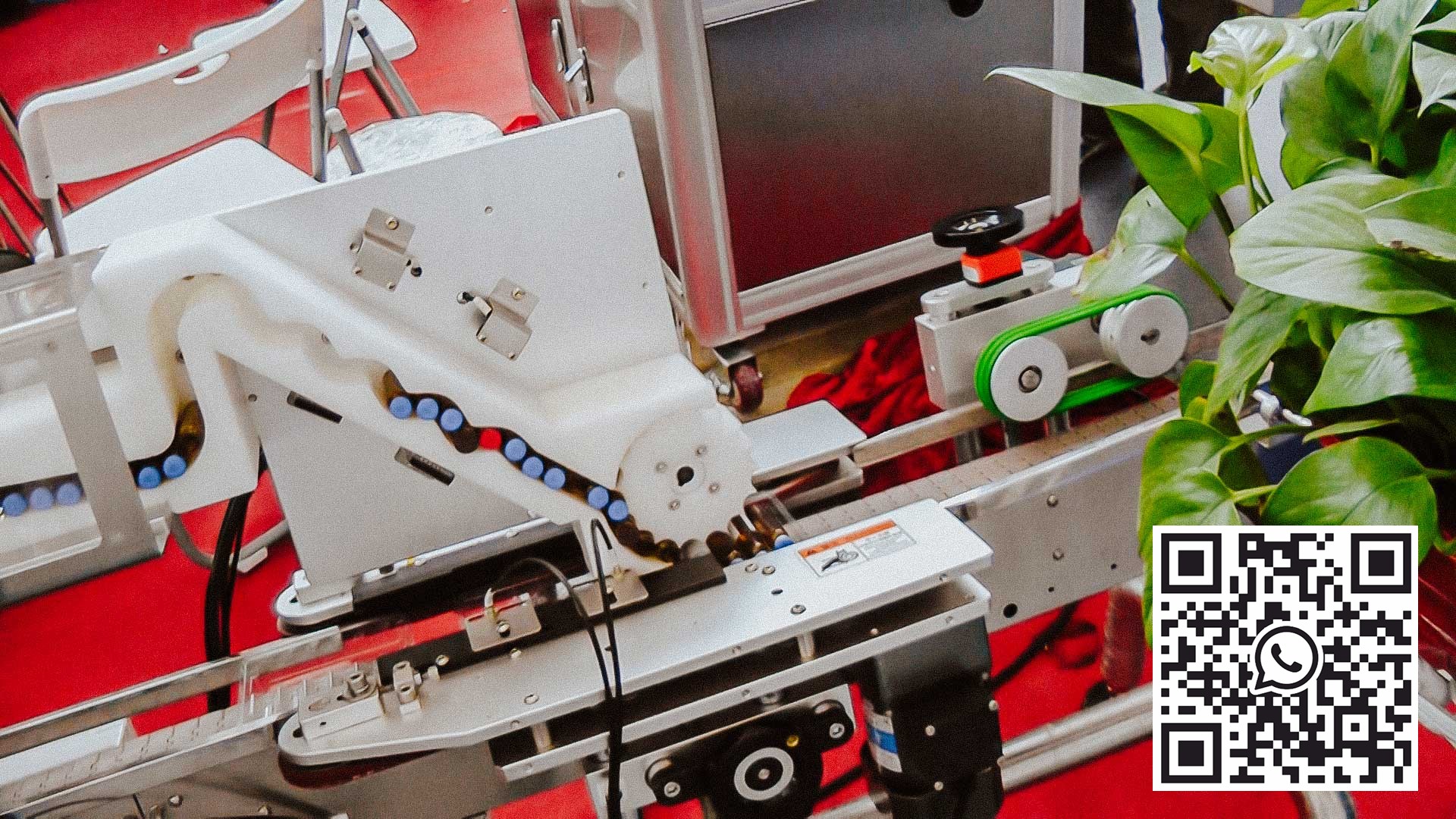 Automatic labeling equipment for labelling self-adhesive labels on glass ampoules and vials