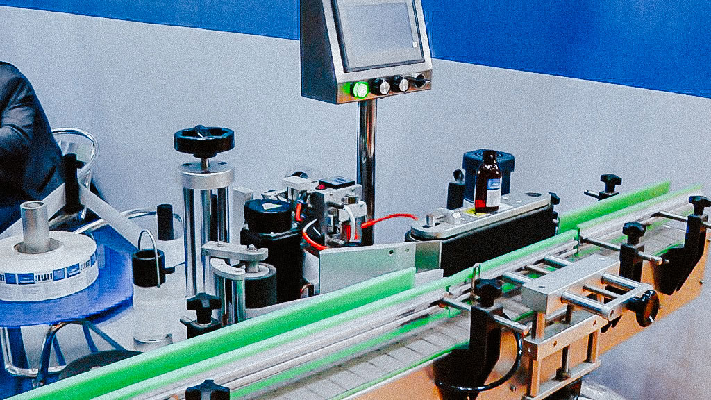 Automatic labeling machine for sticking selfadhesive labels on glass