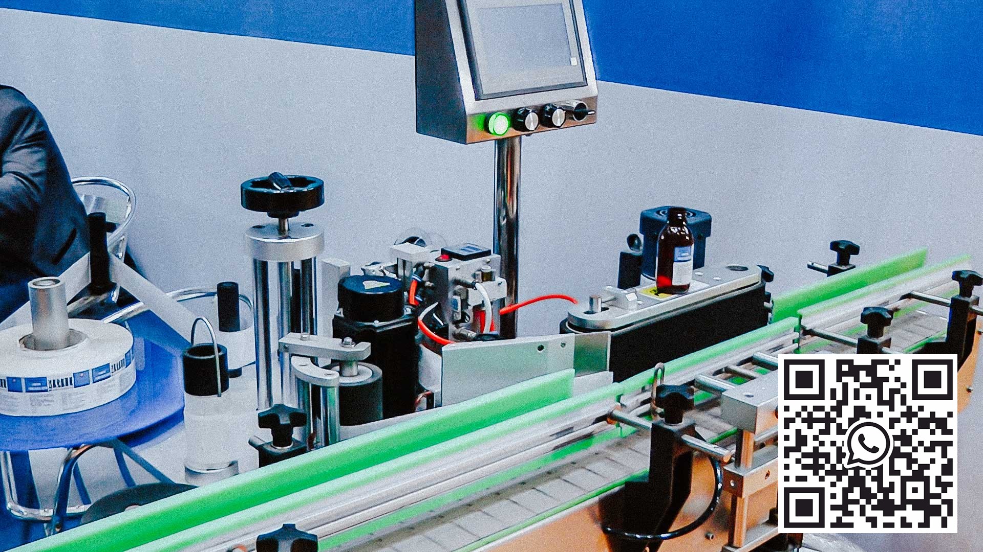 Automatic labeling machine for sticking self-adhesive labels on glass bottles with syrup