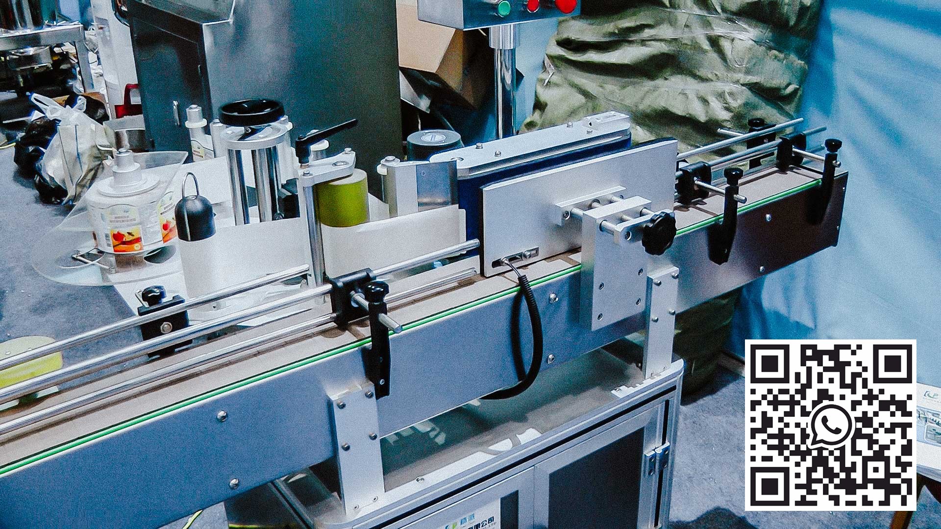 Automatic labeling machine for sticking self-adhesive labels on glass bottles