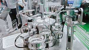 Automatic machine assembly and capping plastic syringes