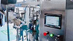 Automatic machine for filling and sealing the cream dosage into plastic tubes