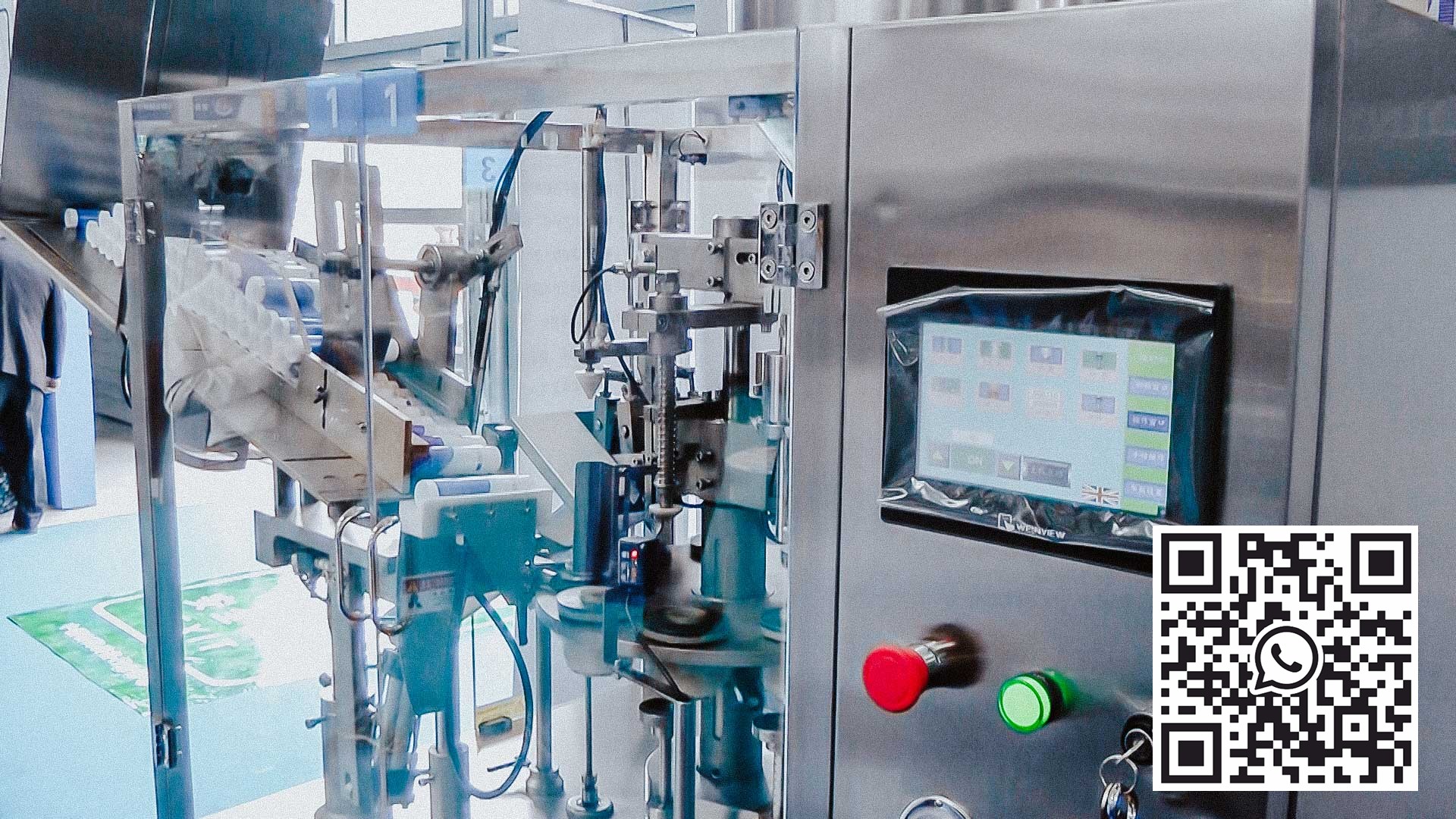 Automatic machine for filling and sealing the cream dosage into plastic tubes