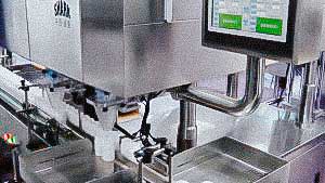 Automatic machine for filling hard gelatin capsules into plastic bottles