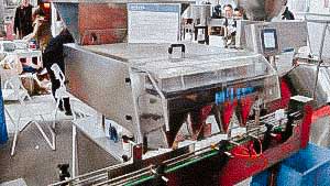 Automatic machine for filling hard gelatin capsules with powder into plastic bottles