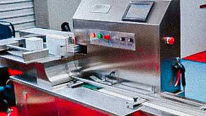 Automatic machine for packing glass ampoules in plastic containers of 10 pieces