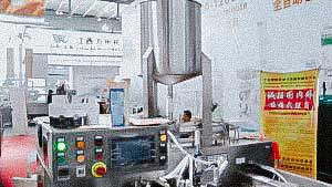 Automatic machine for packing liquid products in plastic doypack bags