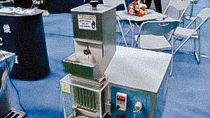 Automatic machine for separating solid gelatin capsules to get the powder