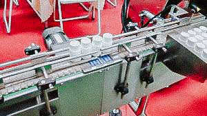Automatic membrane induction welding machine on the neck of plastic bottle with conveyor belt