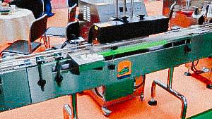 Automatic packaging line for tablets and capsules in plastic bottles capping and labeling