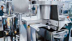 Automatic packaging machine for tablets and gelatin capsules in soft contour packaging