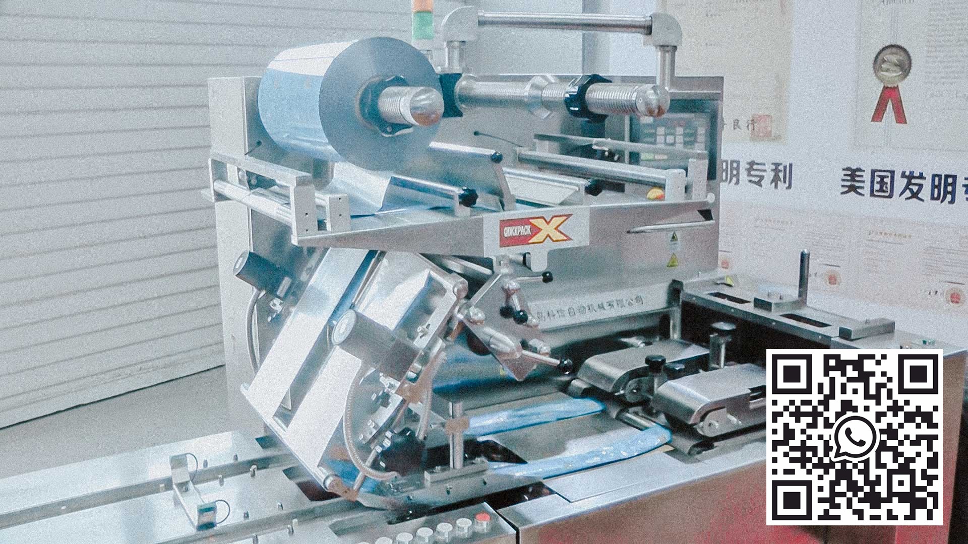Automatic packaging machine to pack blisters with pills in plastic bag