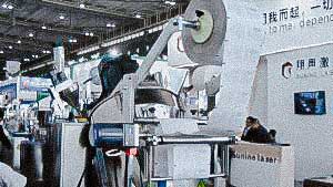 Automatic packing machine for packing powders and granules into pillow bags
