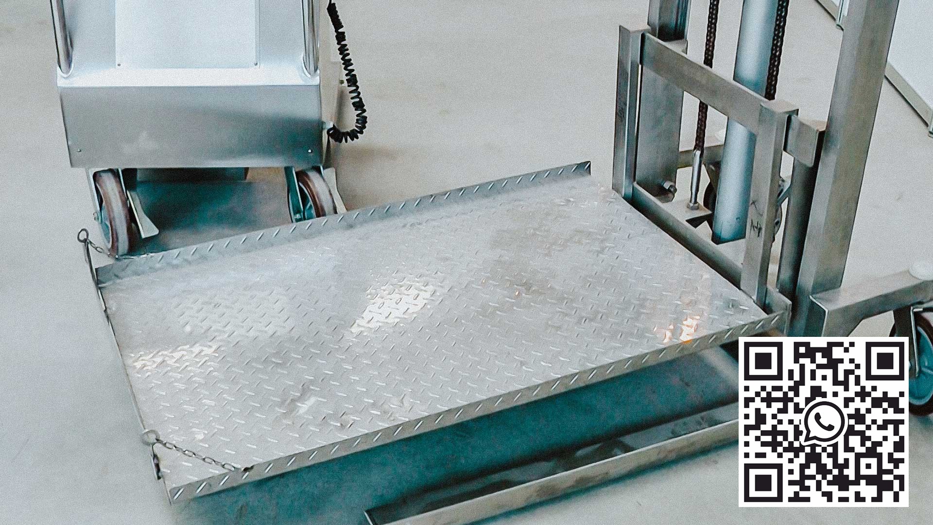 Automatic pick-up for powder containers in pharmaceutical factory