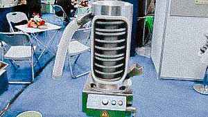 Automatic tablet dedusting machine with pharmaceutical vacuum cleaner