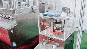 Automatic tablet press for pressing tablets from pharmaceutical and chemical raw materials